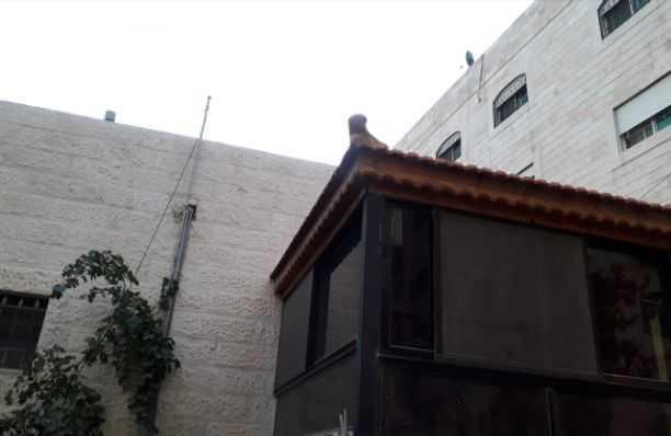 قطعة الارض مساحة ٥١٦ متر مربع مقام على جزء من قطعة الارض بيت مكون من طابقين وروف مساحة كل طابق ١٤٠ متر مربع ويوجد مخزن تحت الارض وباقي الارض مجهزة للبناء .. تقع على نقطة التقاء شارع الاردن بشارع الاست...
