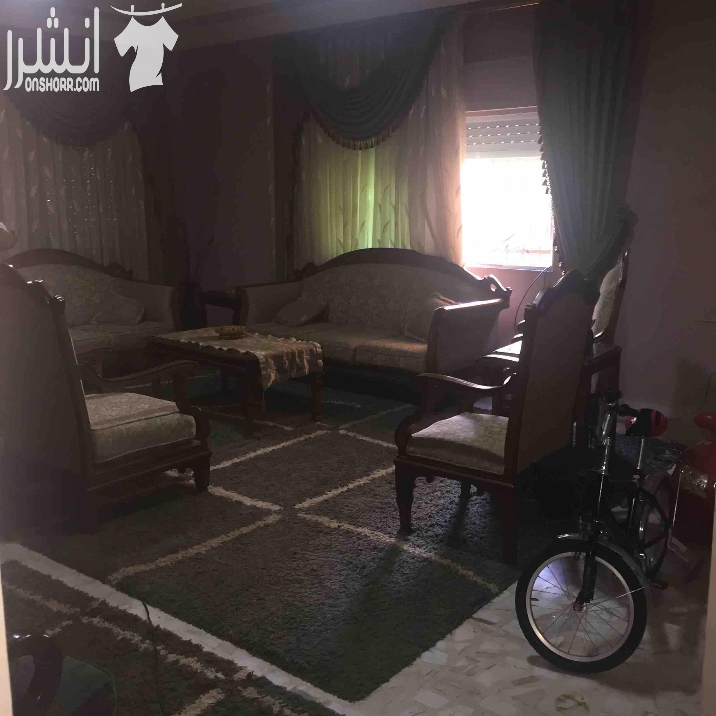 شقة طابقية مساحتها ١٩٠ متر في ضاحية الامير حسن للبيع الشقة طابق اول فوق الارضي مباشرة ٣ غرف نوم (واحدة ماستر) ٣ حمامات صالة و طبخ امريكي ( خشب بلوط) وصالون كبير وحمام ضيوف برندة الشقة مطلة على اكث...
