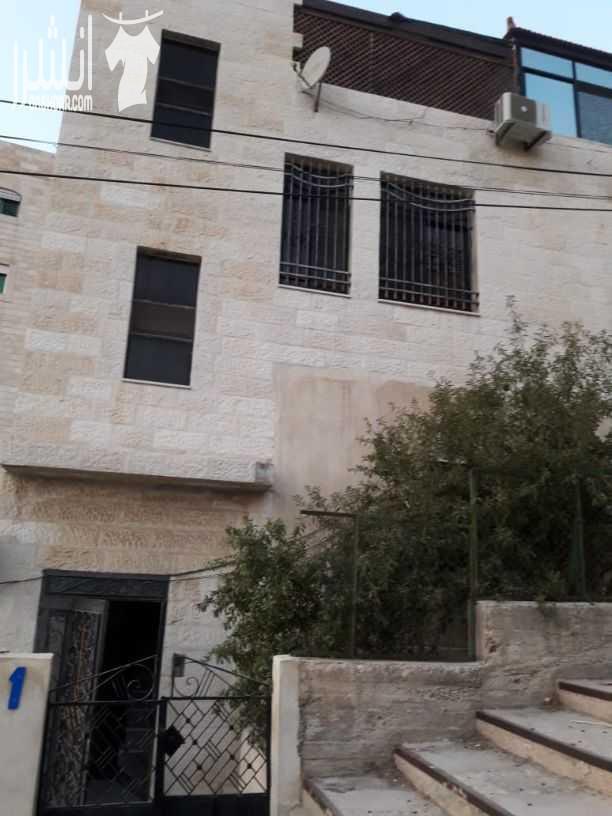 قطعة الارض مساحة ٥١٦ متر مربع مقام على جزء من قطعة الارض بيت مكون من طابقين وروف مساحة كل طابق ١٤٠ متر مربع ويوجد مخزن تحت الارض وباقي الارض مجهزة للبناء .. تقع على نقطة التقاء شارع الاردن بشارع الاست...