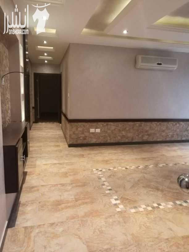 شقه دوبلكس أرضي تسويه. مكونه من 2 غرفه نوم ماستر 2 غرفه نوم... 5 حمامات..صالون وسفره واسعه.. غرفه معيشة مميزه .. أبواب المدخل الرئيس والغرف أبواب أمان . 4 مداخل للمنزل.. كراج كبير يسع 3 سيارت . حديقة...
