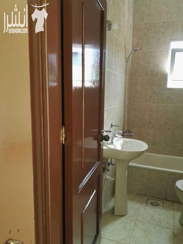 شقة فارغه للإيجار 3 غرف نوم واحده ماستر.3حمامات.بلكونه.صالون معيشه .بئر ماء اضافي مع مضخه.مصعد.طابق ثاني.عمر البناء 6 سنوات. منطقة الجبيهه.اشارة المنهل خلف مدارس الإبداع تلفون. 0795574097 0797807871