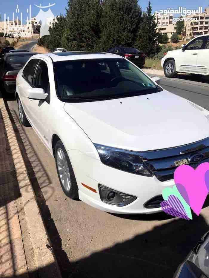فورد فيوجن لون ابض عظمي   حساس خلفي ، كاميرا خلفيه، حساس على المراي الجانبين، كراسي اماميه كهربا، غرفه بيج جلد، تحكم طاره، بلوتوث، نظام ناطق سيري، فتحه كريستال، نظام صوت سوني، 12 سماعه، السياره مالك و...