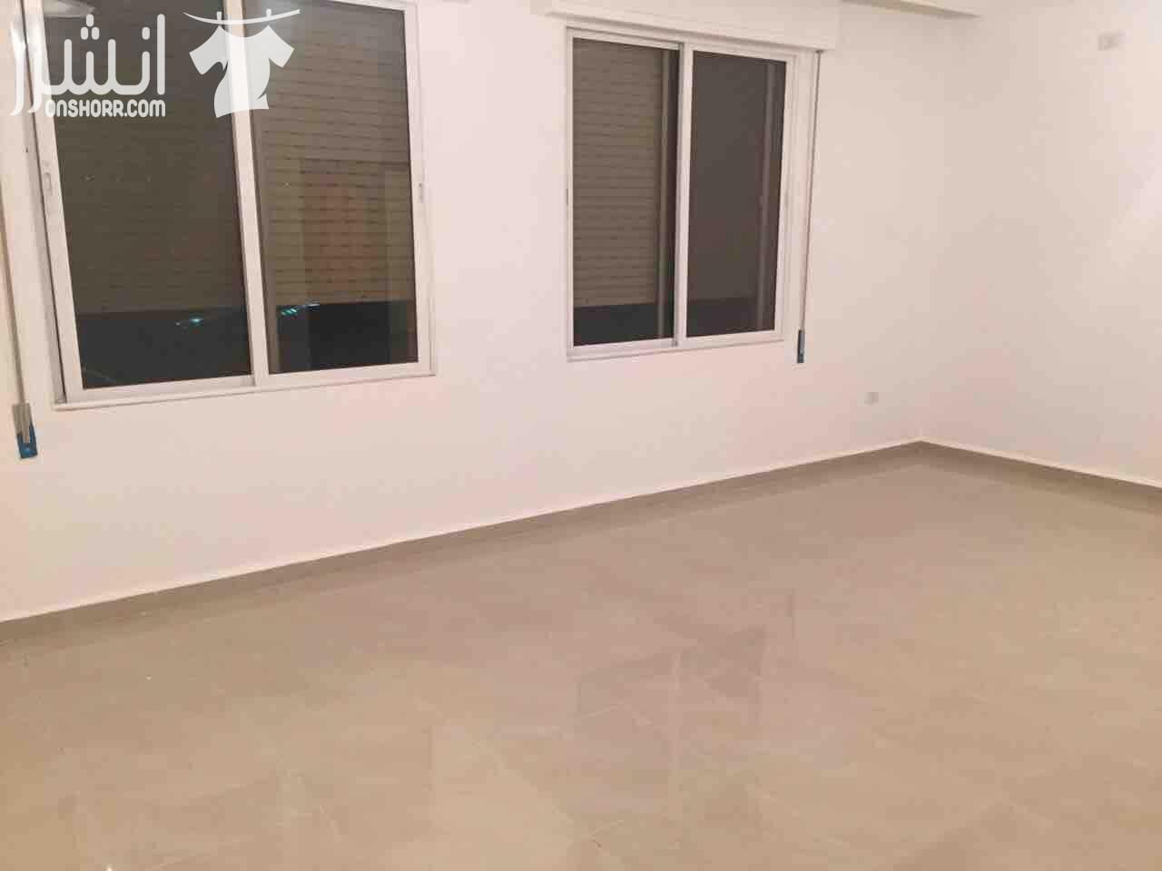 شقة للبيع في ضاحية الياسمين طابق ارضي بدون اضافات, مدخل مستقل المساحة 153م , 3 غرف نوم واحدة ماستر, 3 حمامات, مطبخ راكب, معيشة, صالون ضيوف حرف L تصميم داخلي مميز عمر البناء 8 سنوات العمارة مع كراجات و...