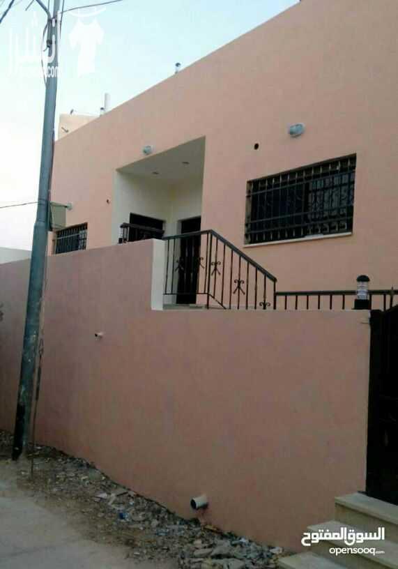 بيت سوبر ديلوكس للبيع اول ساكن في مغاريب السلط ..مساحة بناء 135  ومساحة الارض  239 متر مكون من 2   غرف نوم وغرفة معيشة مع مطبخ نظام امريكي جاهز وغرفة ضيوف وحمامين وجبنسبورد لجميع الغرف مع خزان ماء ارض...