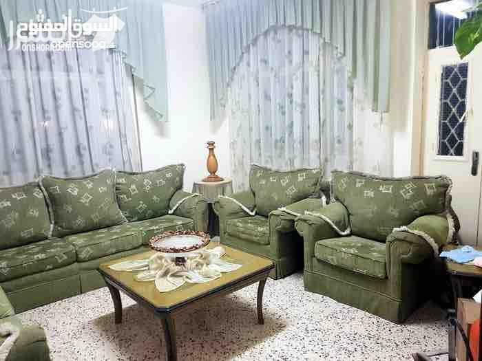 شقة بحالة جيدة جدا للبيع طابق ارضي مساحة 199 متر مكونة من 4 غرف وصالون واسع وحمام عدد2 ومطبخ راكب وبرندة وكراج للسيارة ومخزن مع حديقة عمر البناء ٢٠