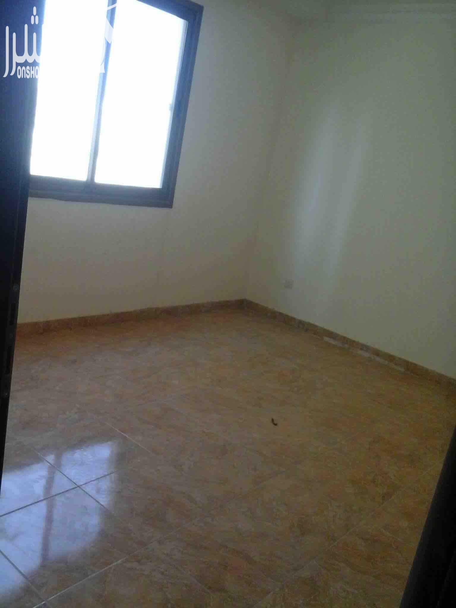 شقة طابق ارضي مكون من غرفتي نوم احداهما ماستر وصالة واسعة ومطبخ راكب وحمامين مع بلكونة مساحة 102م مدينة الشرق في الزرقاء