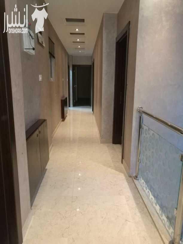 شقه دوبلكس أرضي تسويه. مكونه من 2 غرفه نوم ماستر 2 غرفه نوم... 5 حمامات..صالون وسفره واسعه.. غرفه معيشة مميزه .. أبواب المدخل الرئيس والغرف أبواب أمان . 4 مداخل للمنزل.. كراج كبير يسع 3 سيارت . حديقة...