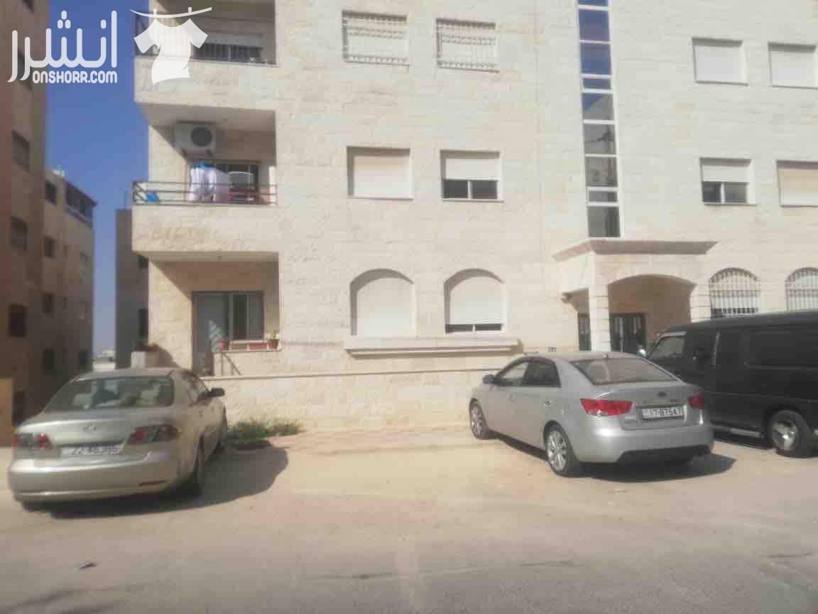 شقة للبيع في ضاحية الياسمين طابق ارضي بدون اضافات, مدخل مستقل المساحة 153م , 3 غرف نوم واحدة ماستر, 3 حمامات, مطبخ راكب, معيشة, صالون ضيوف حرف L تصميم داخلي مميز عمر البناء 8 سنوات العمارة مع كراجات و...