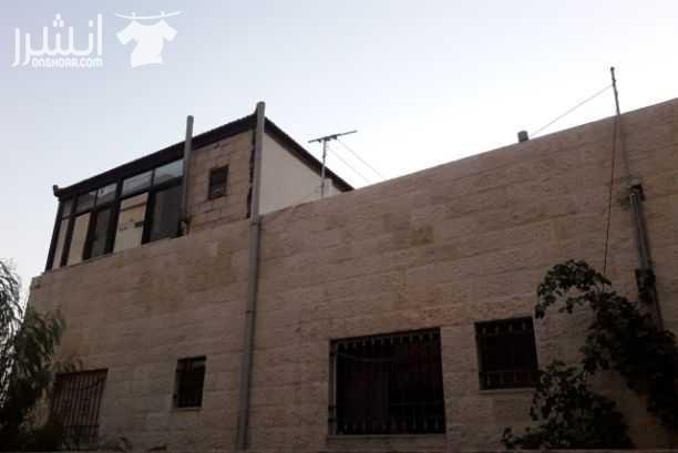 قطعة الارض مساحة ٥١٦ متر مربع مقام على جزء من قطعة الارض بيت مكون من طابقين وروف مساحة كل طابق ١٤٠ متر مربع ويوجد مخزن تحت الارض وباقي الارض مجهزة للبناء .. تقع على نقطة التقاء شارع الاردن بشارع الاست...