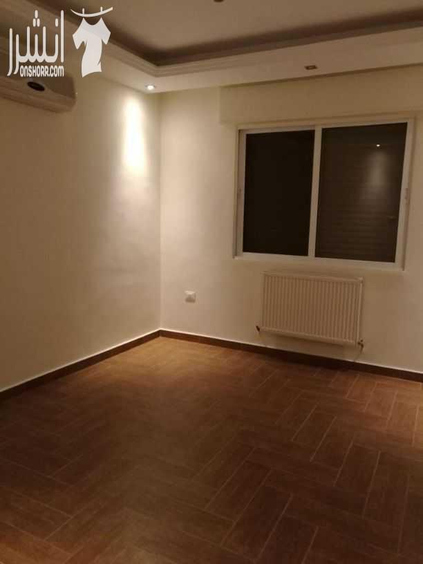 شقه دوبلكس أرضي تسويه. مكونه من 2 غرفه نوم ماستر 2 غرفه نوم... 5 حمامات..صالون وسفره واسعه.. غرفه معيشة مميزه .. أبواب المدخل الرئيس والغرف أبواب أمان . 4 مداخل للمنزل.. كراج كبير يسع 3 سيارت . حديقة...