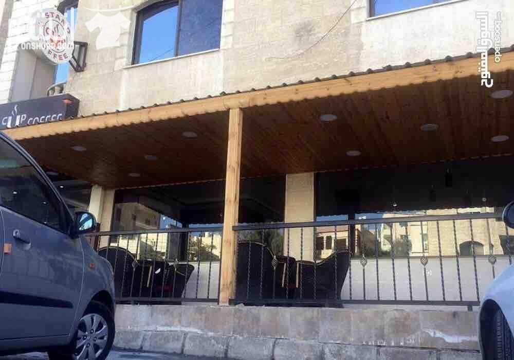 للبيع محلين مع ترس مجهزين ديكور كامل مع حمامات يصلح صالون سيدات او مطعم او حسب الرغبة مساحة 60 متر مربع غير الترس بالزرقاء الجديدة شارع الكرامة بجانب فندق الجوابرة مقابل حلويات زلاطيمو للجادين السعر 1...