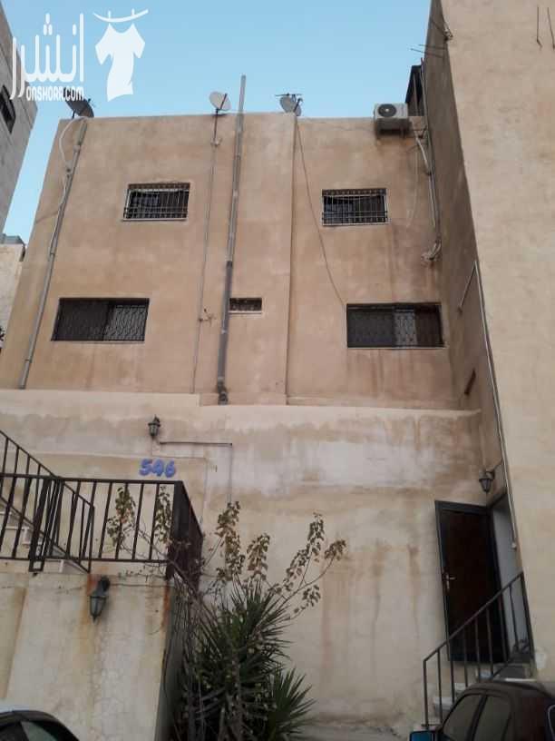 قطعة الارض مساحة ٥١٦ متر مربع مقام على جزء من قطعة الارض بيت مكون من طابقين وروف مساحة كل طابق ١٤٠ متر مربع ويوجد مخزن تحت الارض وباقي الارض مجهزة للبناء .. تقع على نقطة التقاء شارع الاردن بشارع الاست...