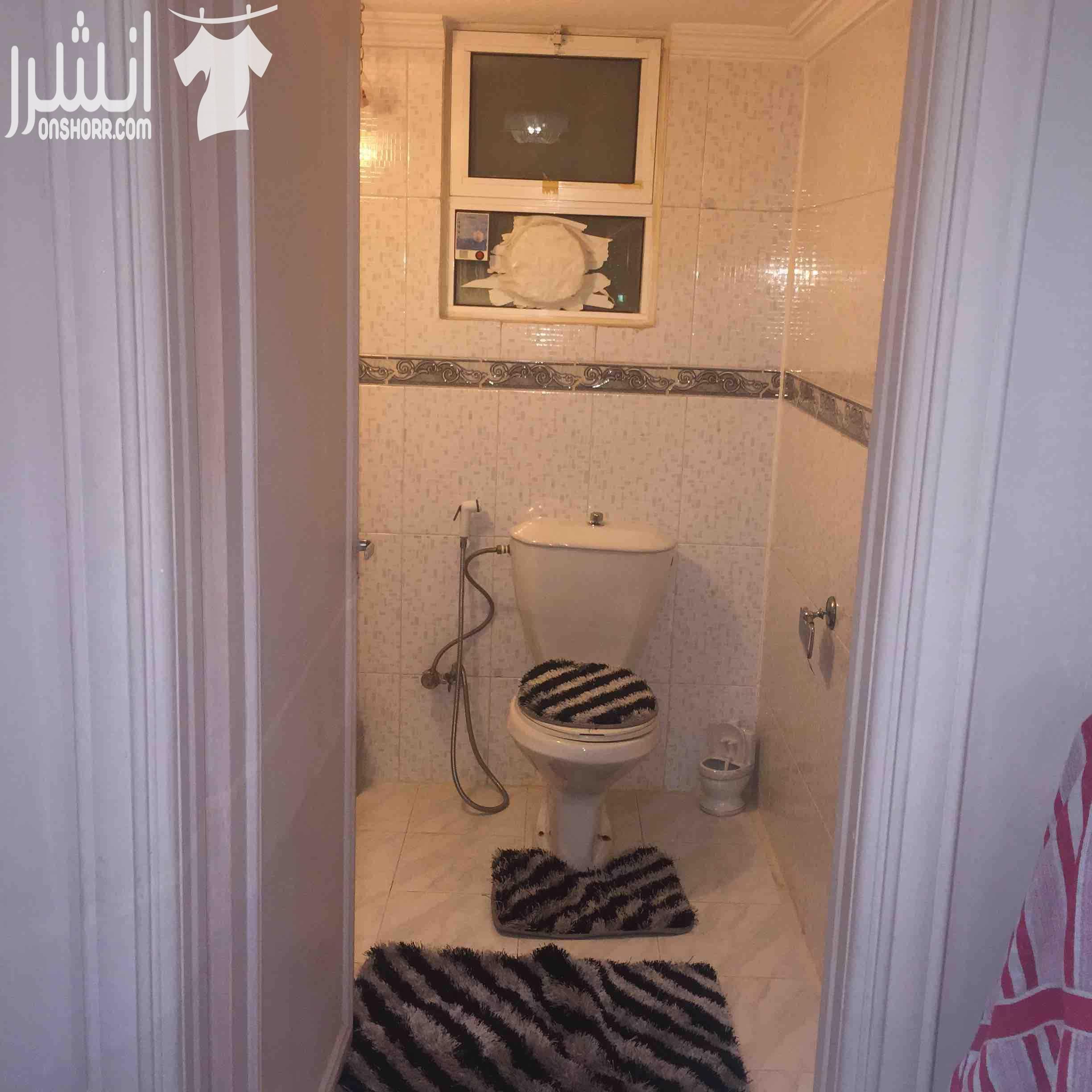 شقة طابقية مساحتها ١٩٠ متر في ضاحية الامير حسن للبيع الشقة طابق اول فوق الارضي مباشرة ٣ غرف نوم (واحدة ماستر) ٣ حمامات صالة و طبخ امريكي ( خشب بلوط) وصالون كبير وحمام ضيوف برندة الشقة مطلة على اكث...
