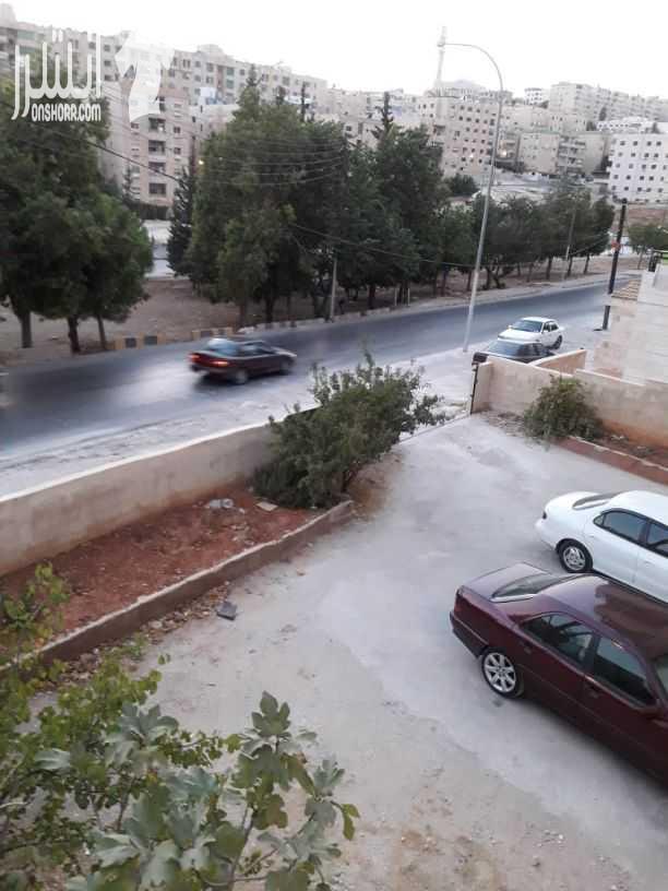 قطعة الارض مساحة ٥١٦ متر مربع مقام على جزء من قطعة الارض بيت مكون من طابقين وروف مساحة كل طابق ١٤٠ متر مربع ويوجد مخزن تحت الارض وباقي الارض مجهزة للبناء .. تقع على نقطة التقاء شارع الاردن بشارع الاست...