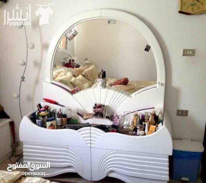 غرفة نوم حفر تفصيل  حجم  ( king size ) لون ابيض خشب لاتيه ١٨ مم مرايا بلجيكي  بحالة ممتازة