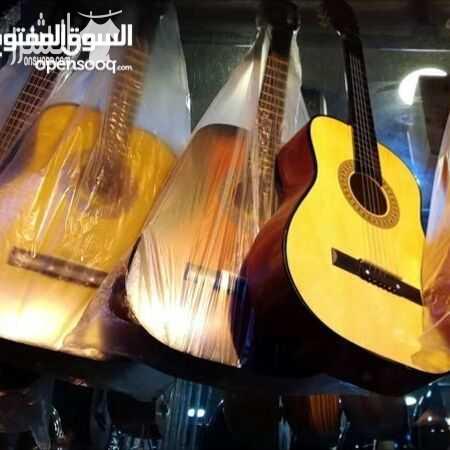 لبيع الجيتارات والعود 
الحجم العادي الكبير 
سعر الجيتار مع شنته وريشة 27
سعر العود مع شنته وريشة 45
جميع الالوان متوفره 
التوصيل مجاني داخل عمان لا يوجد توصيل خارج عمان وشكرا 
للحجز و الاستفسار : 0790...