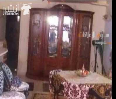 بيت للبيع طابقين مساحه الاول 305م.والثاني نفس المساحه غير مكتمل.الاول يتكون من نوم 5.حمام 4.مطبخ.2. معيشه. صاله داخليه.جلوس. قاعه استقبال(63م).9*7.موزع.مدخلين بئر ماء.سور. واحهه على الشارع 40 متر.الا...