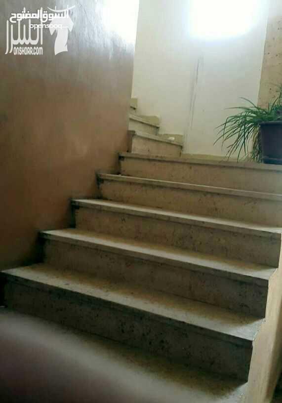 للبيع .. .. للبيع .... للبيع بيت مساحته 305 م. على ارض دونم تقريبا. يتكون من غرفه نوم 5 حمام4. ماستر 2.مطبخ 2. معيشه . صاله قعده . موزع. قاعه استقبال. 63متر.(9*7). مدخلين. بئر ماء. سور . على ارض دونم...