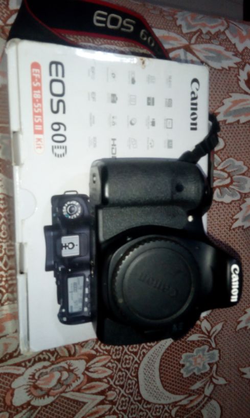 كاميرا كانون 60D 
canon 60D حاله ممتازه شتر 26الف 
لا يوجد اي خدووووش
