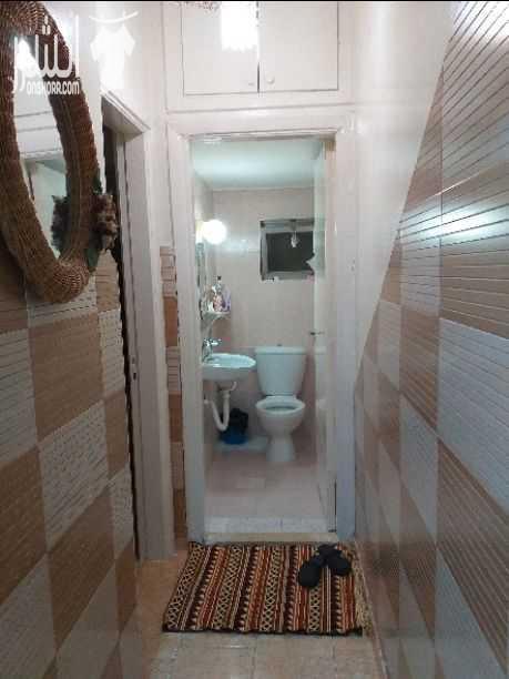 شقة  ارضي للبيع ٣ غرف نوم غرفه ماستر مع برنده وصاله وصالون و غرفه سفره ومطبخ راكب وحمامين ومداخل منفصله على العماره وكراج سيارة  للتواصل على الرقم ٠٧٩٩٨٢٨٣٠٤