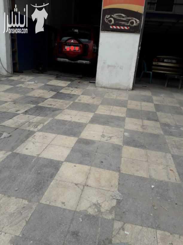 كراج في البيادر الصناعية بابين على دخلتين يعني اربع مخارج ١٢ x ٤ كل باب ١. يتسع ٥سيارات من الداخل و٤ سيارات بالساحة الخارجية ٢.مبني سدة حديد مكتب وغرفة وحمام ٣. كامل المعدات كمبريسر هواء عدد ٢ سعة ٣٠٠...