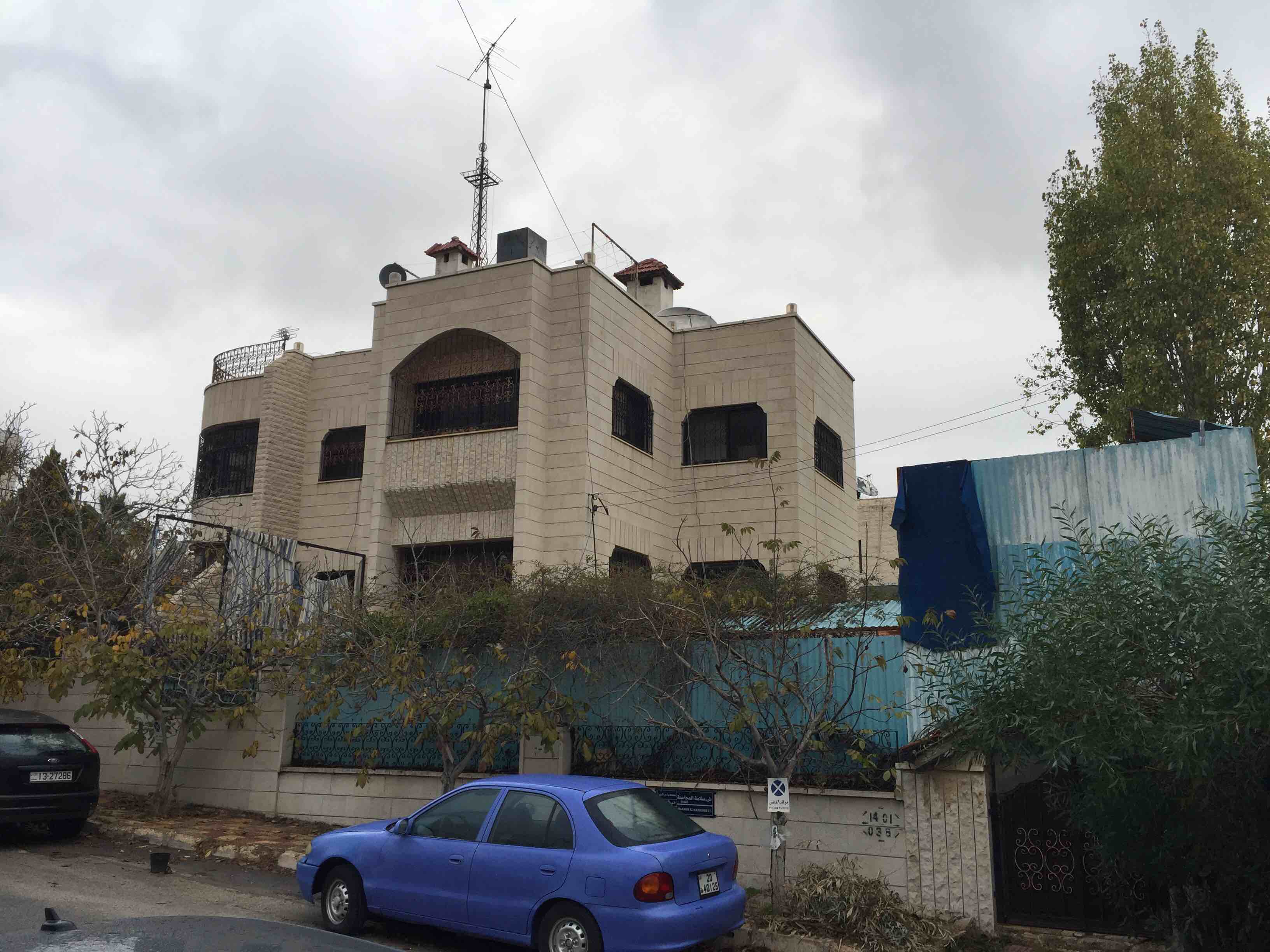 ڤيلا ٣ طوابق للبيع منطقة الدوار السابع مطله ع ٣ شوارع ، من المالك