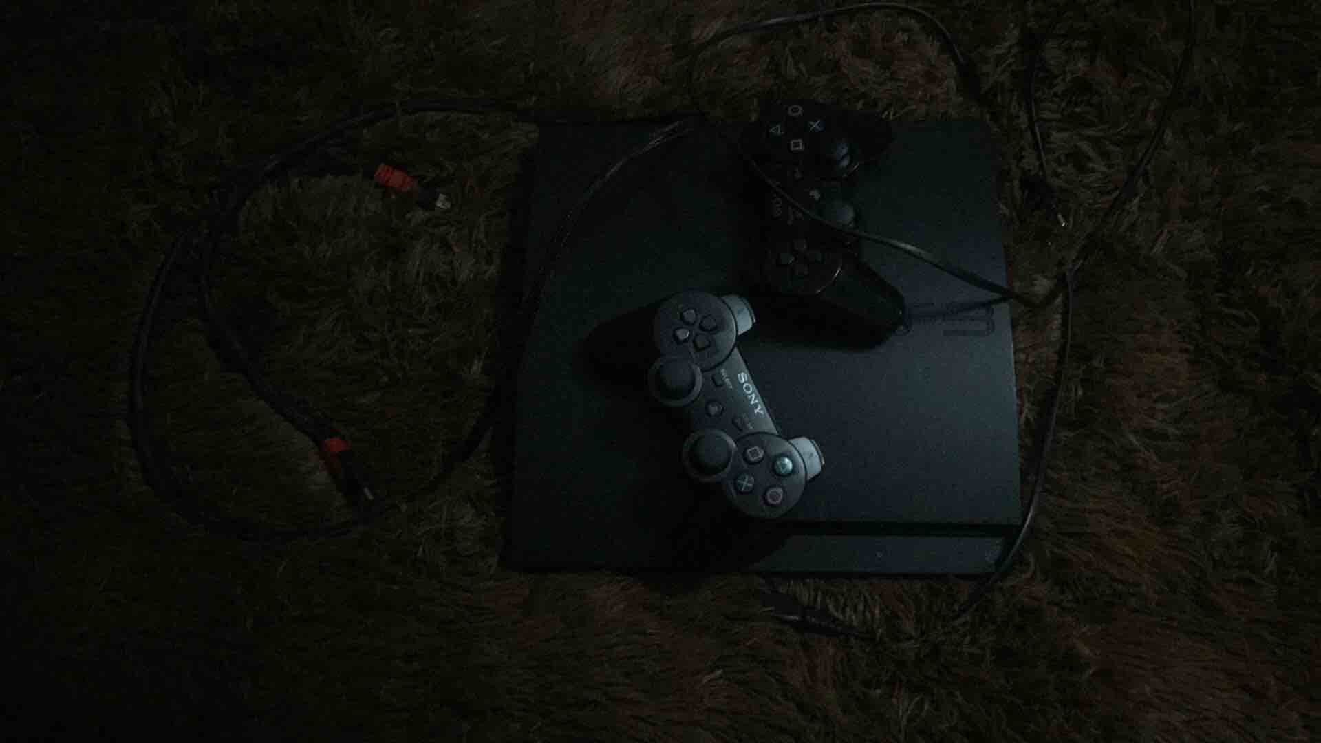 Ps3 
عدد ايدين ٢
عدد الالعاب ٢٢ اونلاين
جميع وصلات
