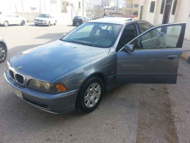 بي ام دبليو 520i موديل 2003 أعلى صنف ماتور 2000cc مسكر فل انجكشن اقتصادي جدا بمشي في التنكه 180 190 لون مميز ازرق بحري السياره مش محوله 
فحص 3 جييييد واحد قصعه 
ترخيص طويل فل اضافات جير تب ترونك فتحة...
