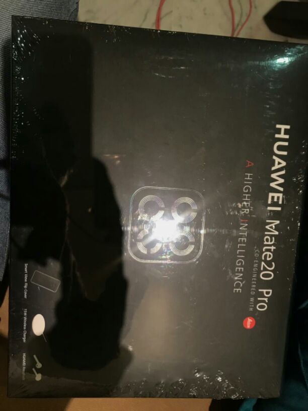 mate 20 pro full package جديد بالكرتونة مع سماعات و شاحن وايرلس