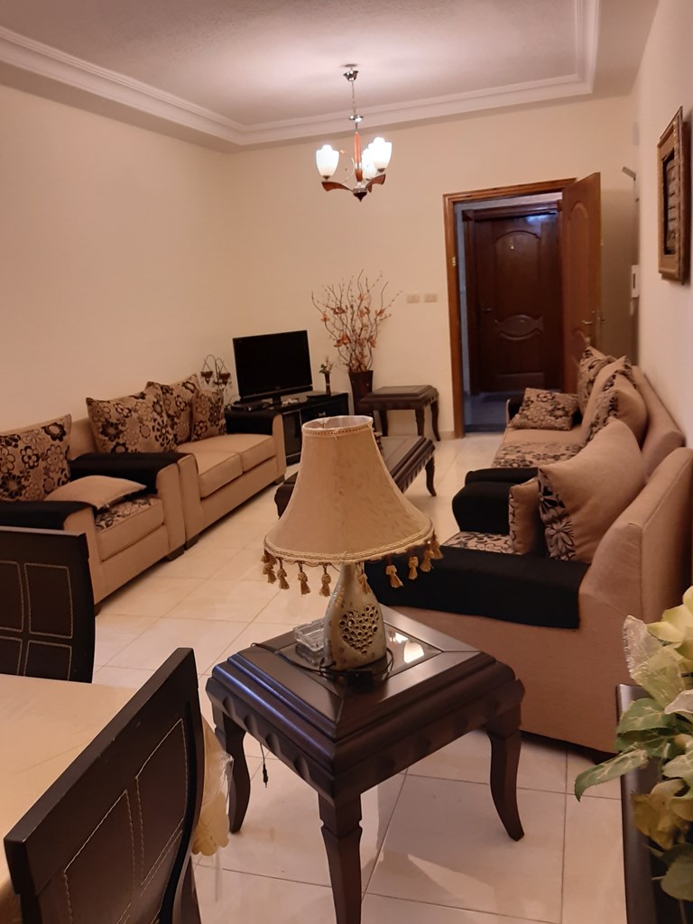 أم أذينة موقع رائع سكنى استثمارى مطلة  90م طابق ثانى مفروشة بالكامل سوبر ديلوكس مطلة 2نوم 2حمام صالون سفرة مطبخ راكب مجهز بالكامل تدفئة حامى بارد وكيزر سوبرديلوكس بحالة ممتازة جدا بسعر 80ألف شامل الفر...