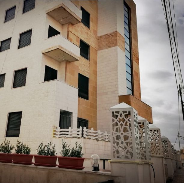 شركة قلب الدار للاسكان
الشقه الذكية بسعر الشقه العادية
استخدام طوب الثرموستون وهو عازل للحراره والصوت و الرطوبه
واستخدام الخلايا الشمسية لتزويد البيت والتكييف المركزي بالطاقه الكهربائية
الحلم صار حقي...
