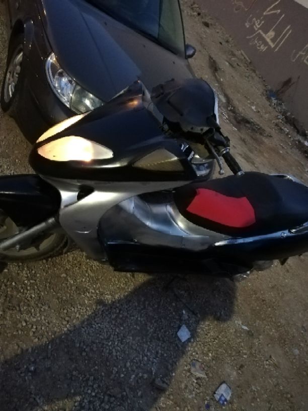 سكوتر الشبح للبيع ٣٥٠ قابل للتفتز١
السكوتر وكاله كل اشي فيه شغال بطاريت مرسيدس جديده راكبه عليه كرسي منجد جديد دهان جديد ماتور ما شالله عليه يشيل ٤ اشخاص ١٥٠ cc السكوتر فلت 
مبيرح طالع فيها خشيت بجورت...