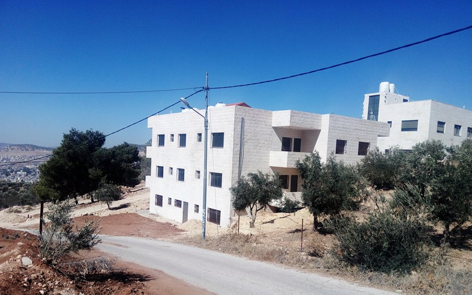 ? عمارة للبيع في أبو نصير غرب مستشفى الرشيد ✅ثلاثة طوابق ✅خمس شقق بإطلالة على جبال السلط وجرش وعجلون بالمواصفات التالية:

?السعر 310 ألف دينار أردني قابل للتفاوض. للاستفسار الاتصال أو واتساب: 009627...