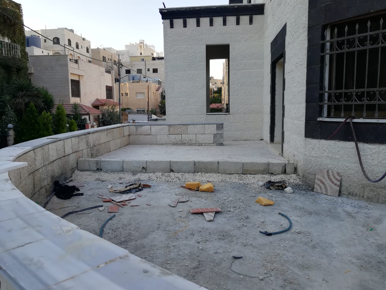 شقق ارضية فاخرة في ضاحية الرشيد((خلف الكلية العلمية الاسلامية)) ومن المالك مباشرة 
مساحة 122-133م

مكونة من 3 نوم و3 حمامات وصالون ومعيشة ومطبخ وبلكونة 
تشطيبات سوبر سوبر ديلوكس 
والمزيد من المواصفات...