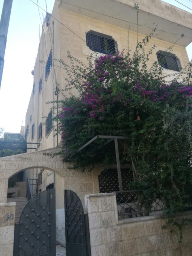 عماره تتكون من طابقين و نصف كل طابق منفصل عن الآخر طابق التسوية 54 متر و الطابق الأول 120 متر و الطابق الثاني 120 متر واجهه حجر 3 غرف نوم صاله حمامين ومطبخ والطابق الثاني 3 غرف نوم صاله واسعه وحمامي...