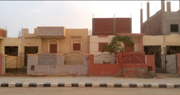 منزلين متجاورين يمكن فتحهم علي بعض مساحة الواحد ١٥٠ متر مبني دور ارضي علي نصف المساحة سعرهم 850.000 تسليم جهاز في مدينة العاشر من رمضان منطقة ابني بيتك الحي ١٢ قطاع أ بجوار منطقة الخدمات(مول و جامع و...