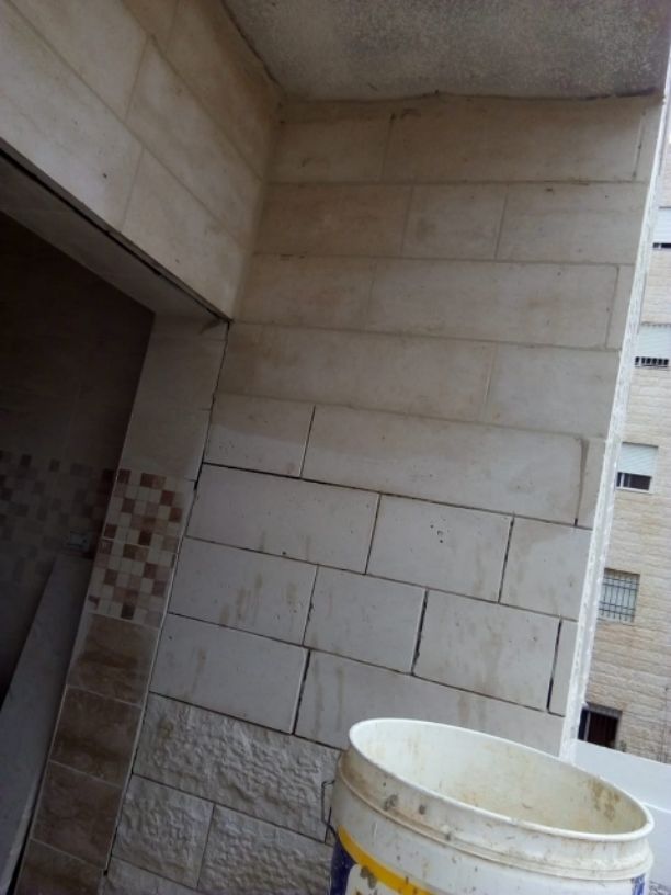 تنظيف واجهات الحجر بواسطة القذف الرملي والمائي وكافة أعمال العزل والكحلة بأسعار منافسه ودقه بالعمل والمواعيد0791437897