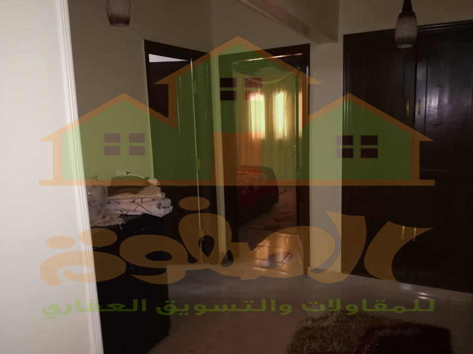 كود 3183

شقه مساحه 174 م دور ارضي

3 غرف ورسيبشن قطعتين ومطبخ وحمام و2 بلكونه العمارة واجهه تشطيب سوبر لوكس

كمبوند امن وحراسه حدائق  مسجد  ملعب للاطفال   اسانسيرات  مدخل رخام بوابات سوكريت

جراج خاص...