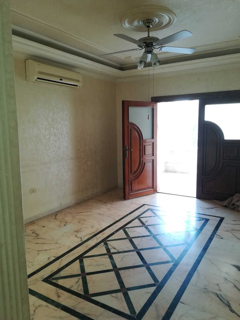 ضاحية الرشيد موقع حيوى قرب الخدمات وقرب اشارات الدفاع المدنى والجامعة الاردنية 168م أرضية مع مدخل مستقل فقط 3نوم 3حمام صالون معيشة مطبخ راكب بلكونة تدفئة ومكيفات رخام كراج سوبر ديلوكس بحالة جيدة جدا ع...