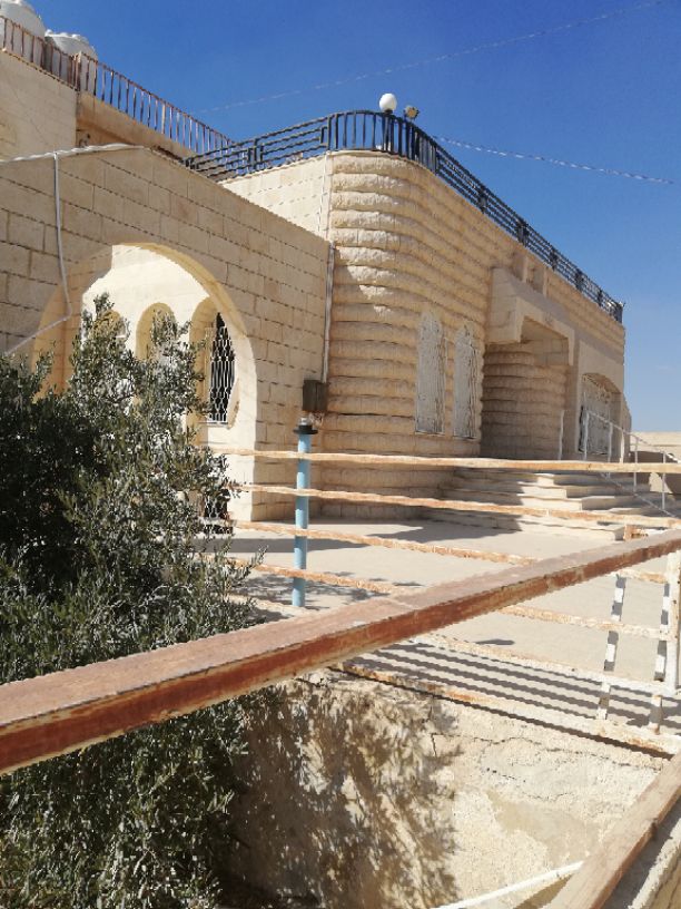 فيلا للبيع طريق المطار
فيلا للبيع مكونه من طابقين كل طابق 350 متر بركه سباحه تدفئه اباجورات حمايه
مساحه الارض ثلاث دونمات 750 متر
كراجات سيارات جلسات مميزه منطقه هادئه قرب الخدمات الموقع اراضي جنوب عم...
