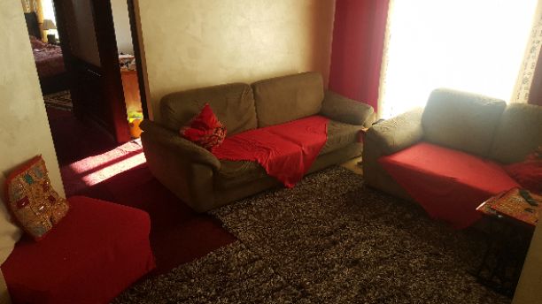 طقم كنب ..بحاله جيده ثلاثيه وثنائيه ومفرده عدد ٢ وصوفا