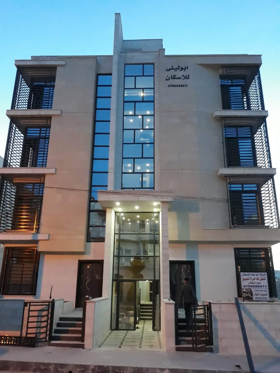 شقة فاخرة للبيع بالاقساط من المالك مباشره في عرجان الطابق الاول مساحه 170 متر 
مقابل كلية الرياضه-بالقرب من فندق النجوم
((((اقساط 50%دفعة اولى الباقي ع ثلاث سنوات)))
تتكون من 3 نوم+3حمامات+صالون+مطبخ...