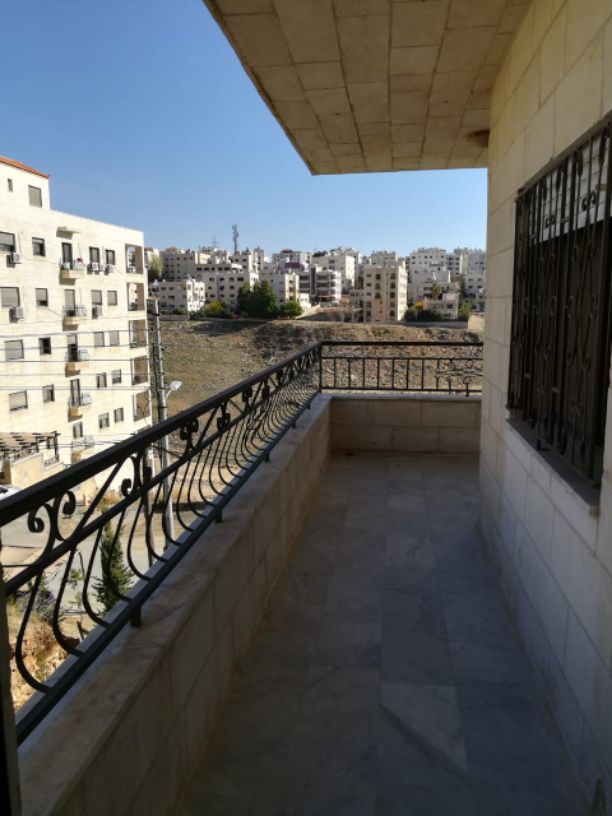 شقة للبيع في الكرسي ط2 مساحة 190م مكونه من 3 نوم 1ماستر مطبخ راكب صالون معيشة صالون ضيوف + سفره غرفة خادمة بلكونه مكيفات حامي بارد تدفئة مصعد حمام شمسي موقع مميز واطلالة بسعر مغري 115 الف. للاتصال/ 07...