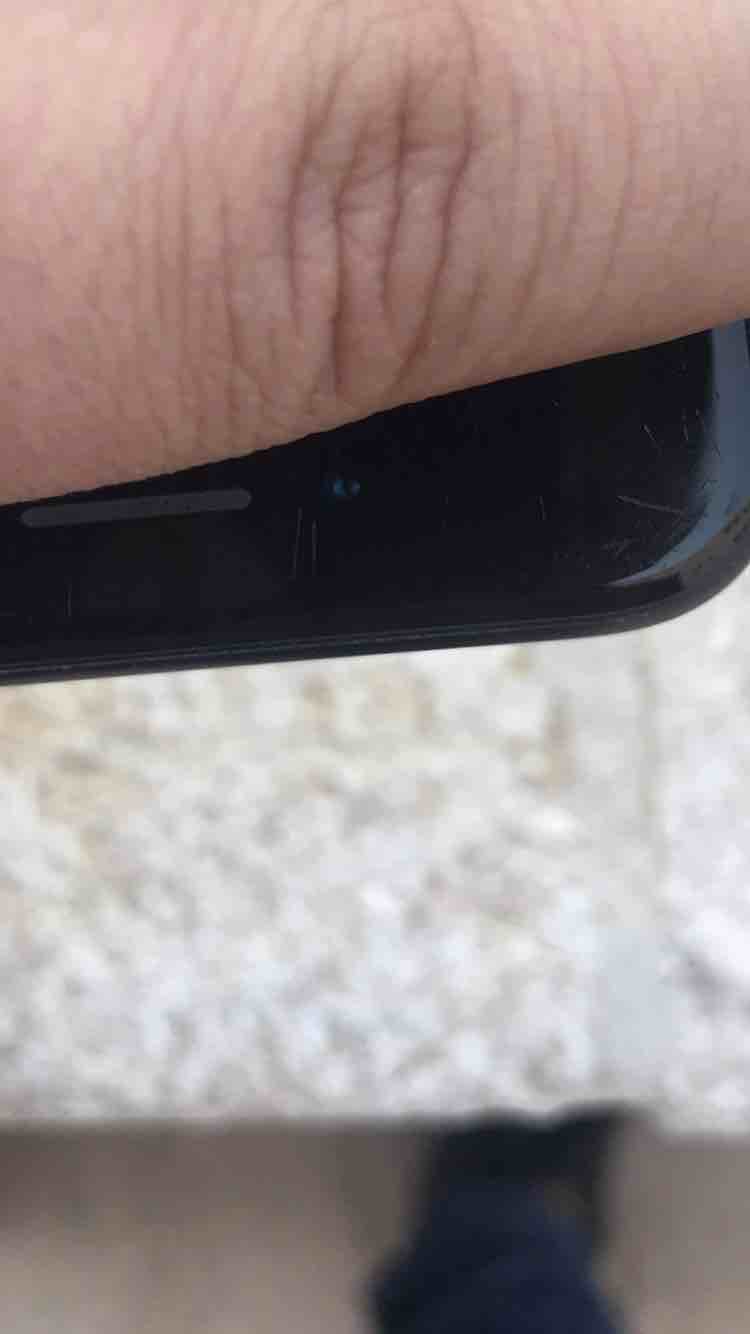 ايفون 7 للبيع
&lrm;32 جيجا 
لون اسود مطفي 
كرتونته و كل اغراضه معه الا السماعة 
معاه سماعة AirPods بلوتوث 
معاه 6 كڤرات و لزقة ضد الكسر 
الجهاز من جوا وكالة 
بس في شوية شخطات عالفريم و عالشاشة (شخطات...