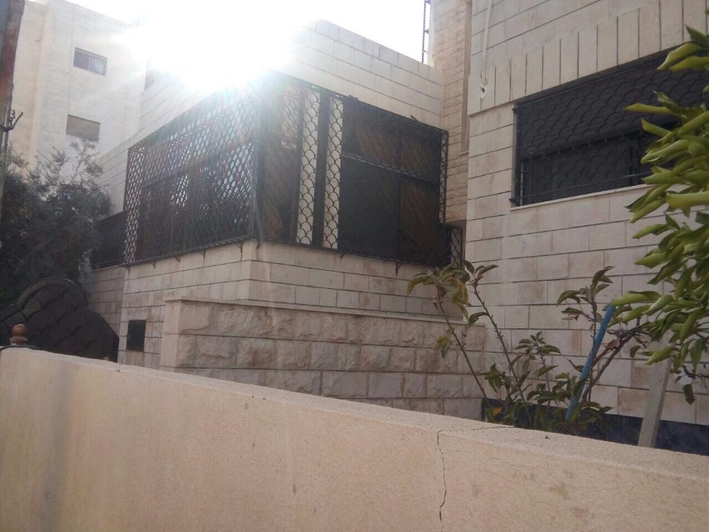 فيلا للبيع في خلدا خلف مخابز براديس
لا تنسَ أنك شاهدت هذا الإعلان في عنكبوت
فيلا على مساحة أر...