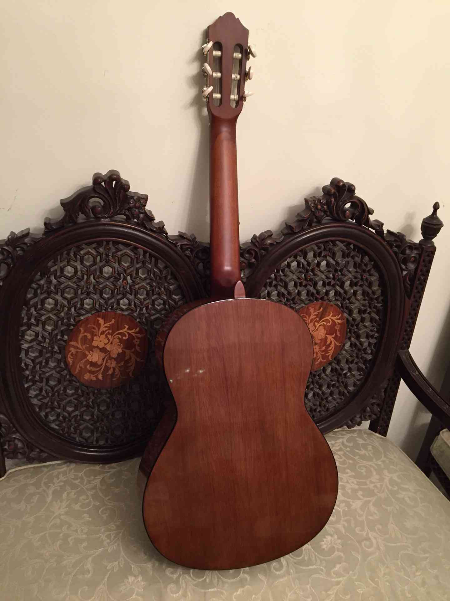 Yamaha C40 Classical guitar / جيتار ياماها كلاسيكال
لا تنسَ أنك شاهدت هذا الإعلان في عنكبوت...
