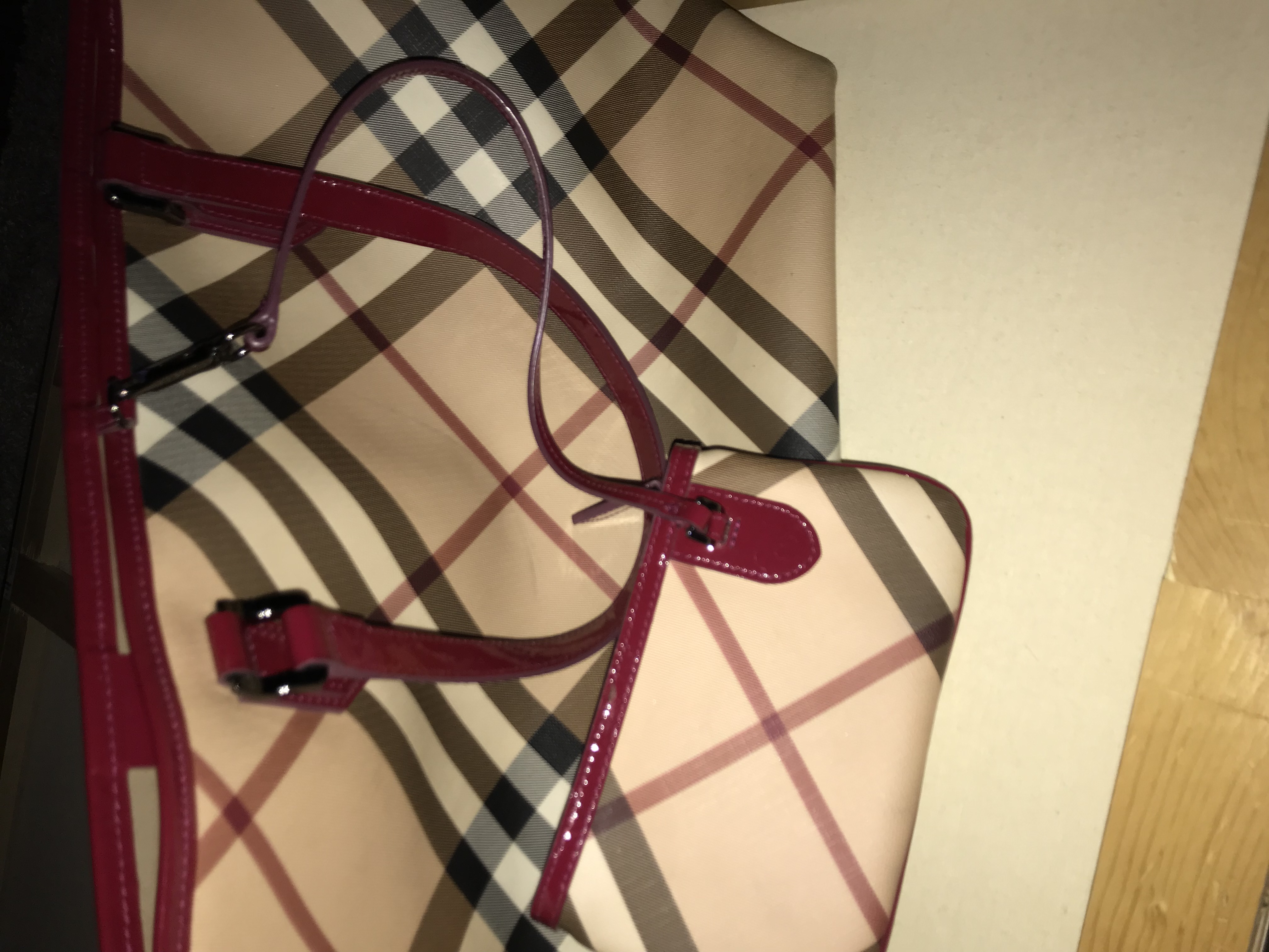 شنطة BURBERRY بيربري .                                            


	 				لا تنسَ أنك شاهدت هذا الإعلان في عنكبوت            
	 				
                                شنطة بيربري معها شنطة صغيره شب...