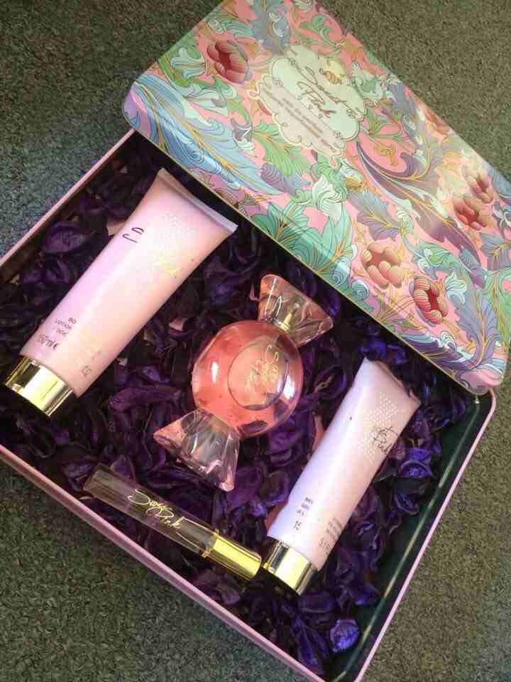 عطور وبكجات
لا تنسَ أنك شاهدت هذا الإعلان في عنكبوت
بكجات عطور جاهزة وروائح رائعه مع لوشن وشامبو...