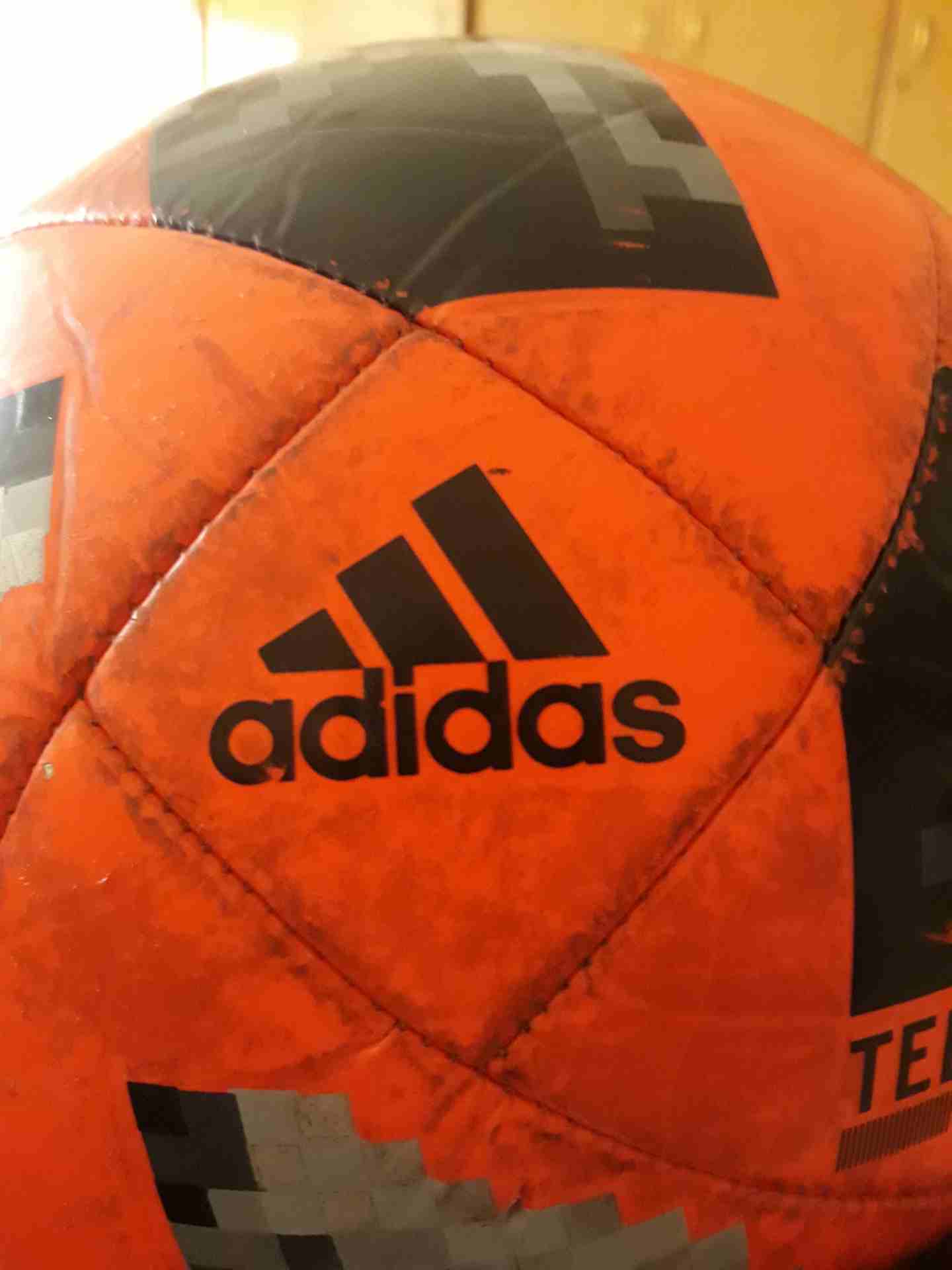 كرة adidas اصليه                                            


	 				لا تنسَ أنك شاهدت هذا الإعلان في عنكبوت            
	 				
                            يوجد فيها القليل من الشخوط السعر 5 دينار...