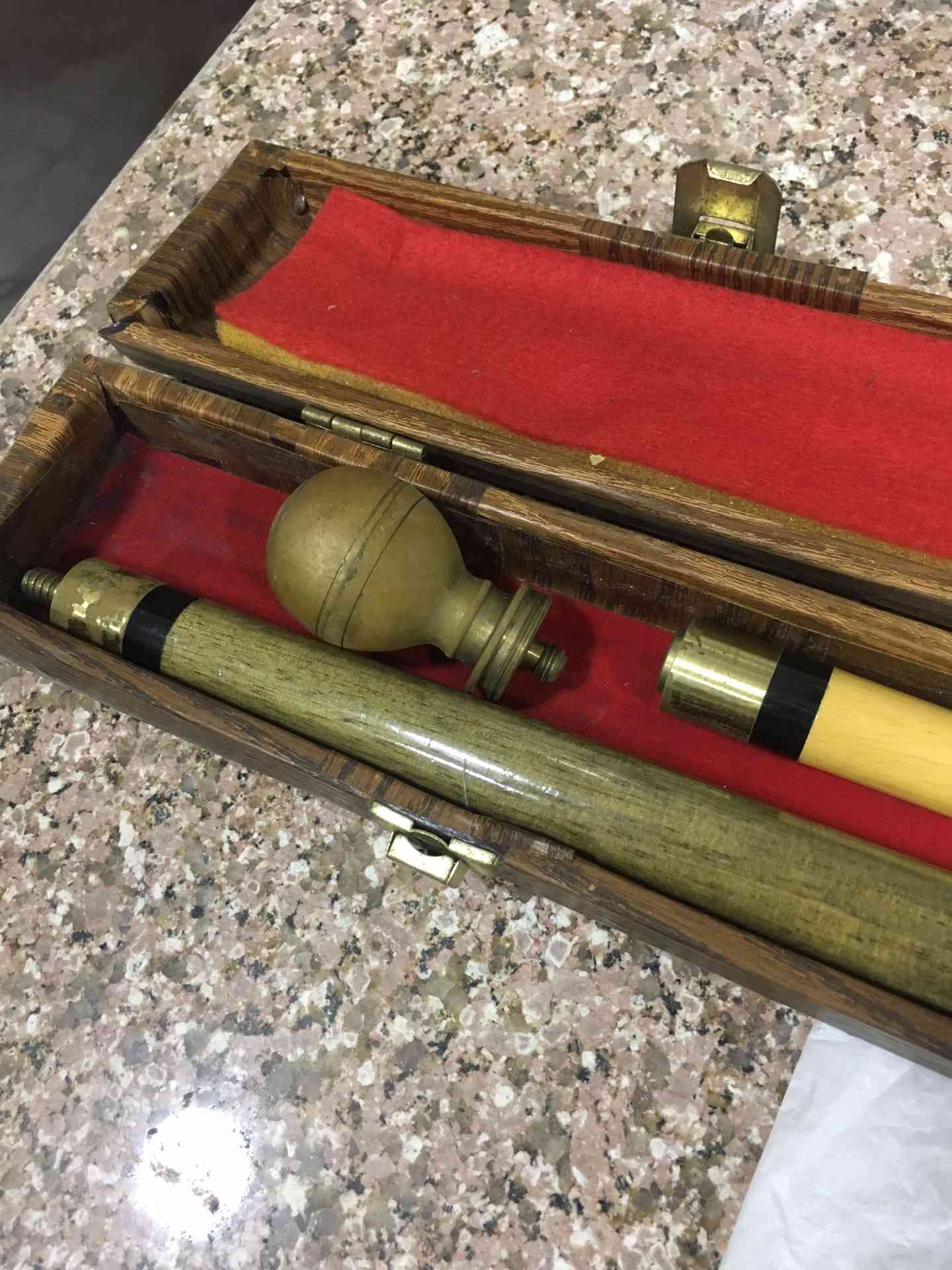 مضارب تنس أو سكواتش / عصاة بلياردو أصليات
لا تنسَ أنك شاهدت هذا الإعلان في عنكبوت
بحالة ممتاز...